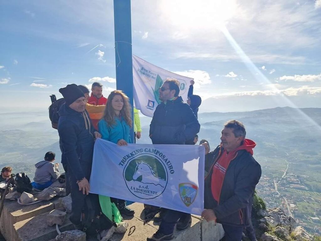 Monte Caruso, bagno di folla per il posizionamento della bandiera